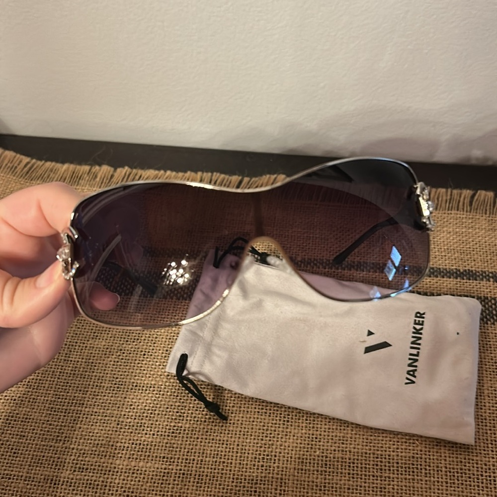 [VANLINKER] Bejeweled Black Sunglasses With Case/Cloth - Picture 3 of 7